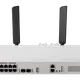 Önde dört adet siyah antenli beyaz ağ anahtarı, çoklu ethernet ve SFP+ portlarıyla